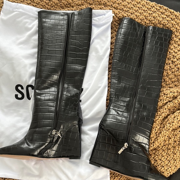 Stylish Black Croc-Embossed Knee-High Boots - Picture 9 of 9